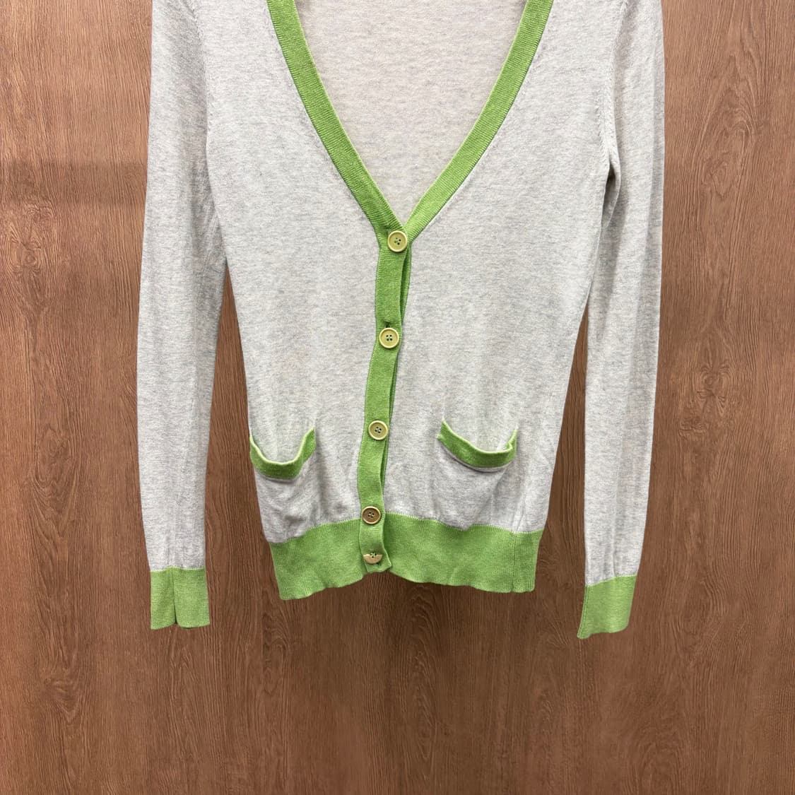 띠어리 브이넥 긴팔 코튼 캐시미어 가디건 그린 컬러 트리밍 라이트 그레이 상품이미지5