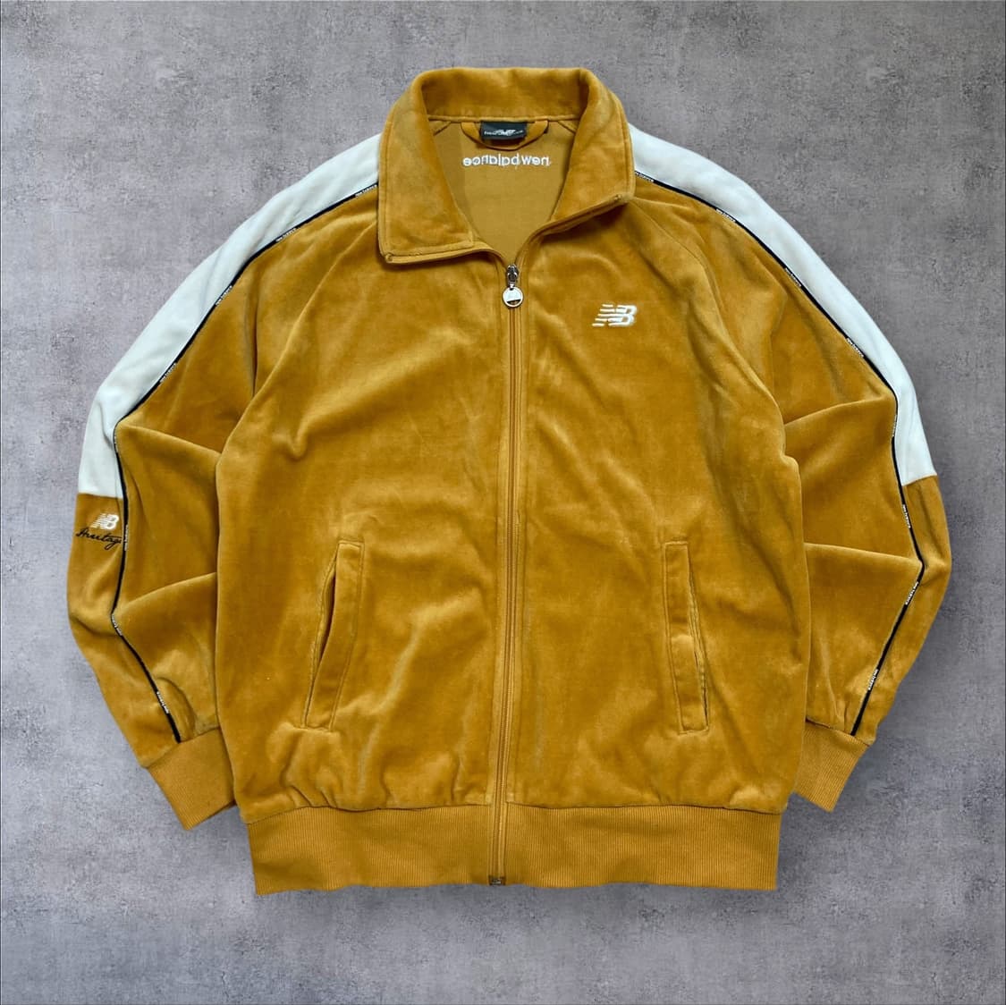 뉴발란스 스몰 로고 사이드 라인 옐로우 벨벳 트랙탑 져지 상품이미지1