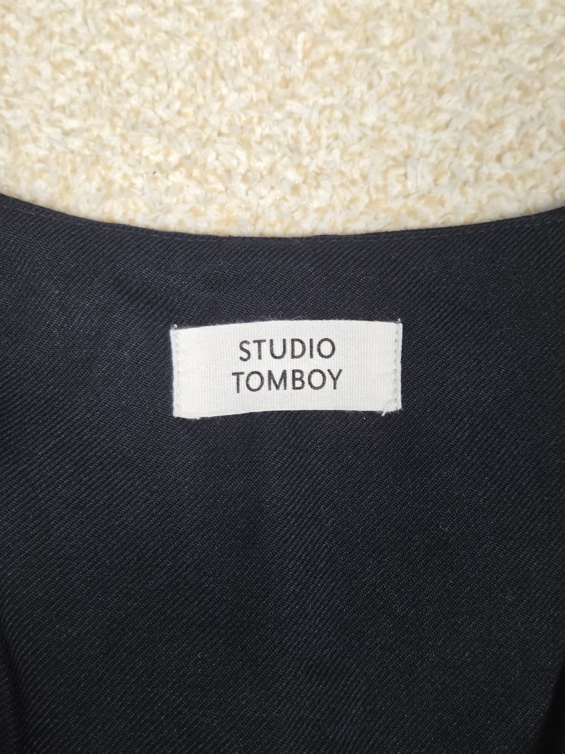 [스튜디오 톰보이] 딥 브이넥 핀턱 슬리브리스 원피스 | 00269 상품이미지3