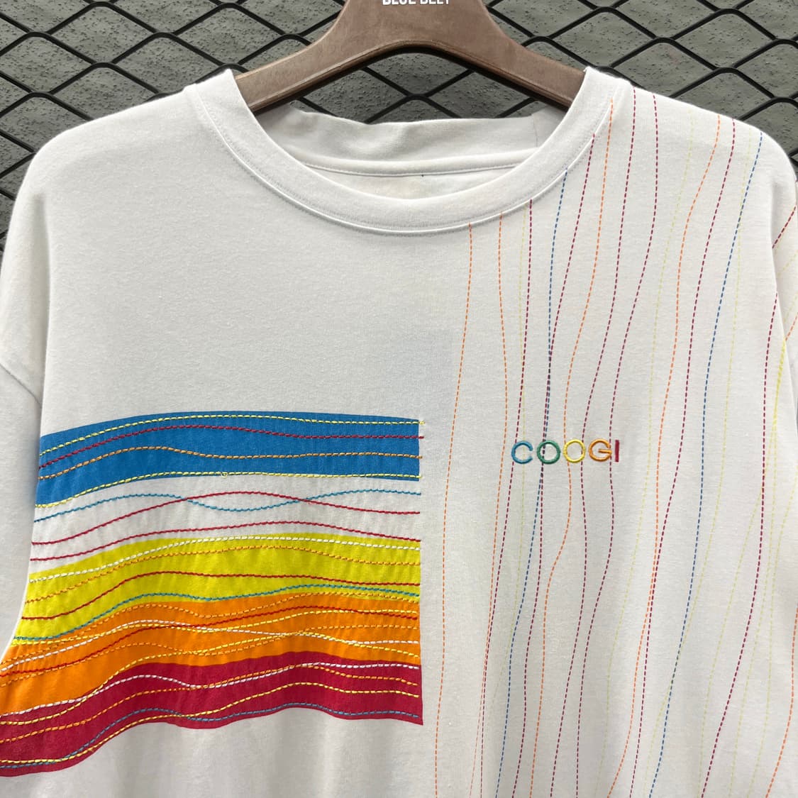 COOGI 쿠지 반팔 티셔츠 화이트 스티치 자수 로고 디테일 상품이미지6
