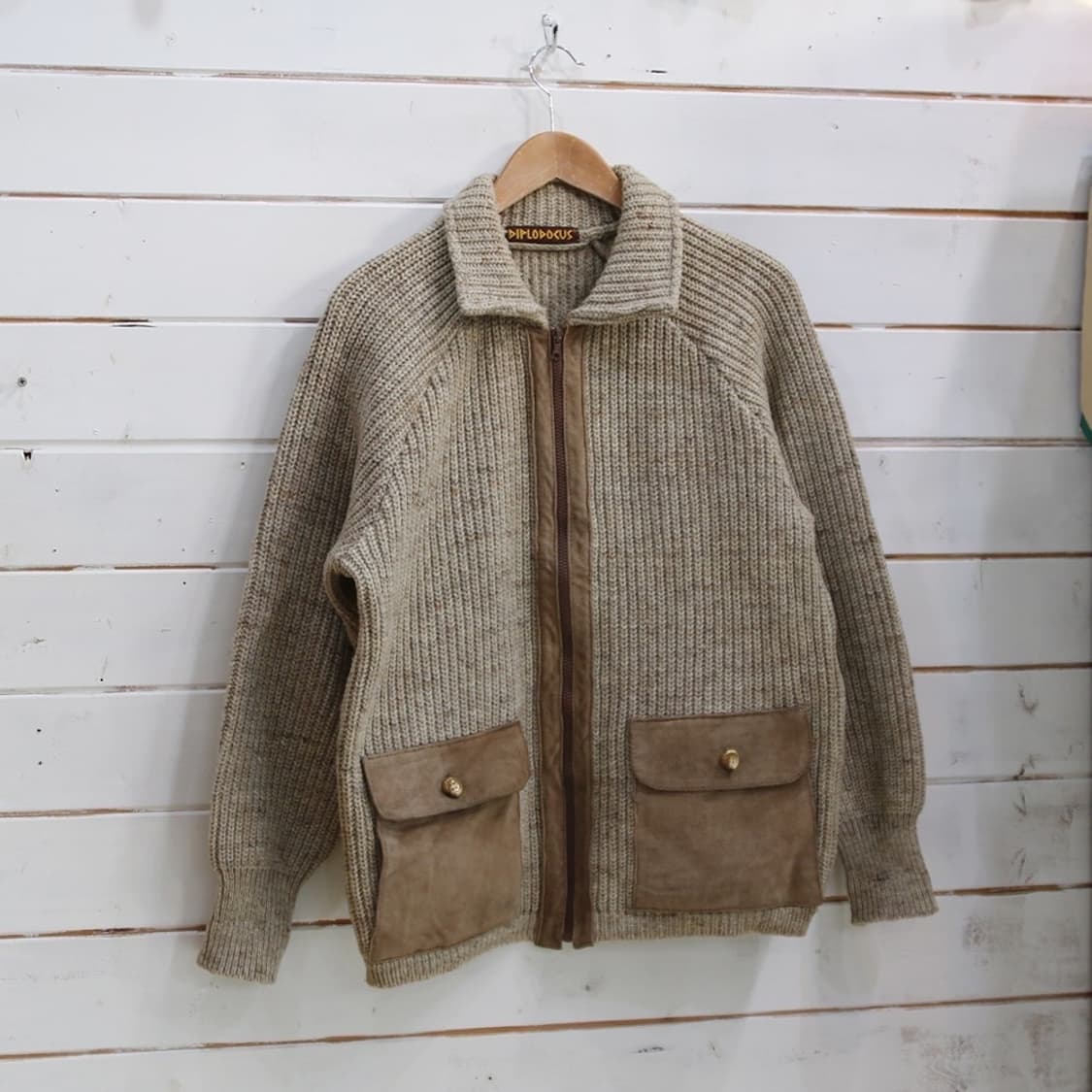 (착용컷) DIPLODOCUS 스웨이드 니트 자켓 (남성용 100) 상품이미지1
