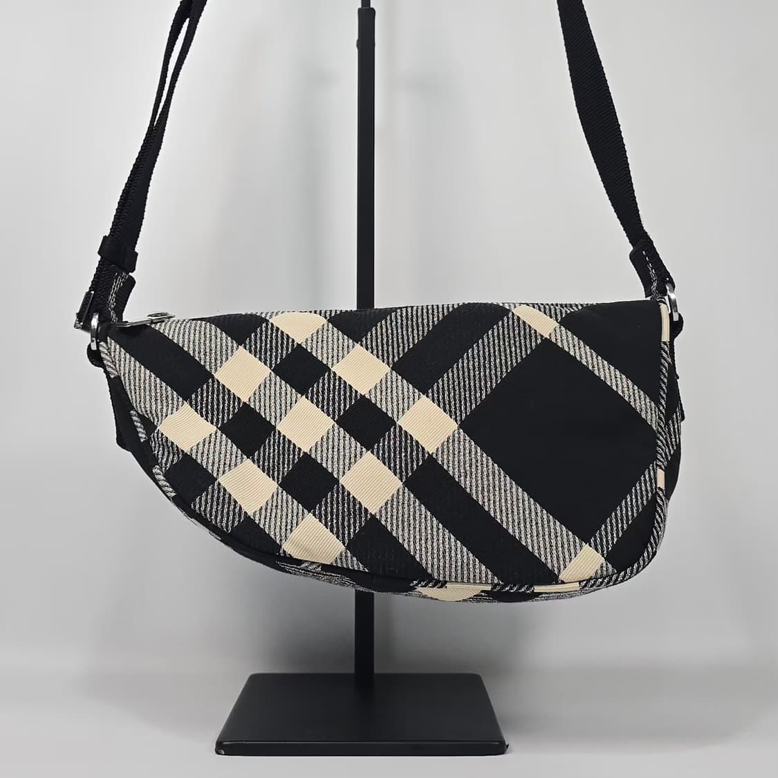 버버리 쉴드 체크 스몰 크로스백 상품이미지2