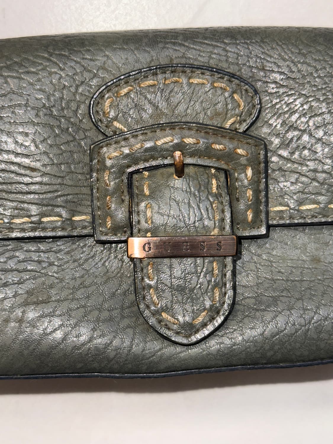 Guess ash khaki stitch buckle 숄더백 상품이미지3