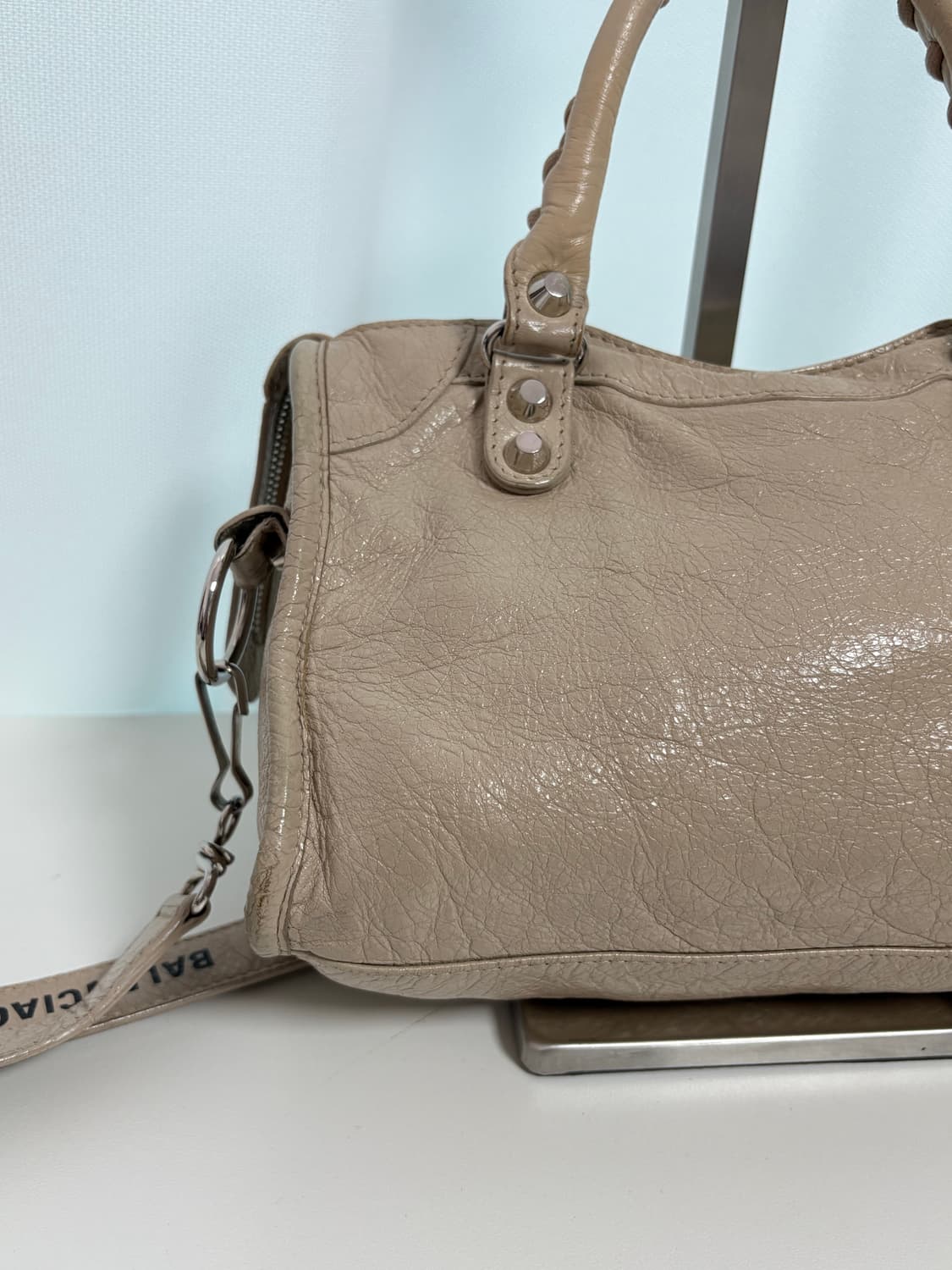 발렌시아가 모터백 미니 로고스트랩 베이지 상품이미지4