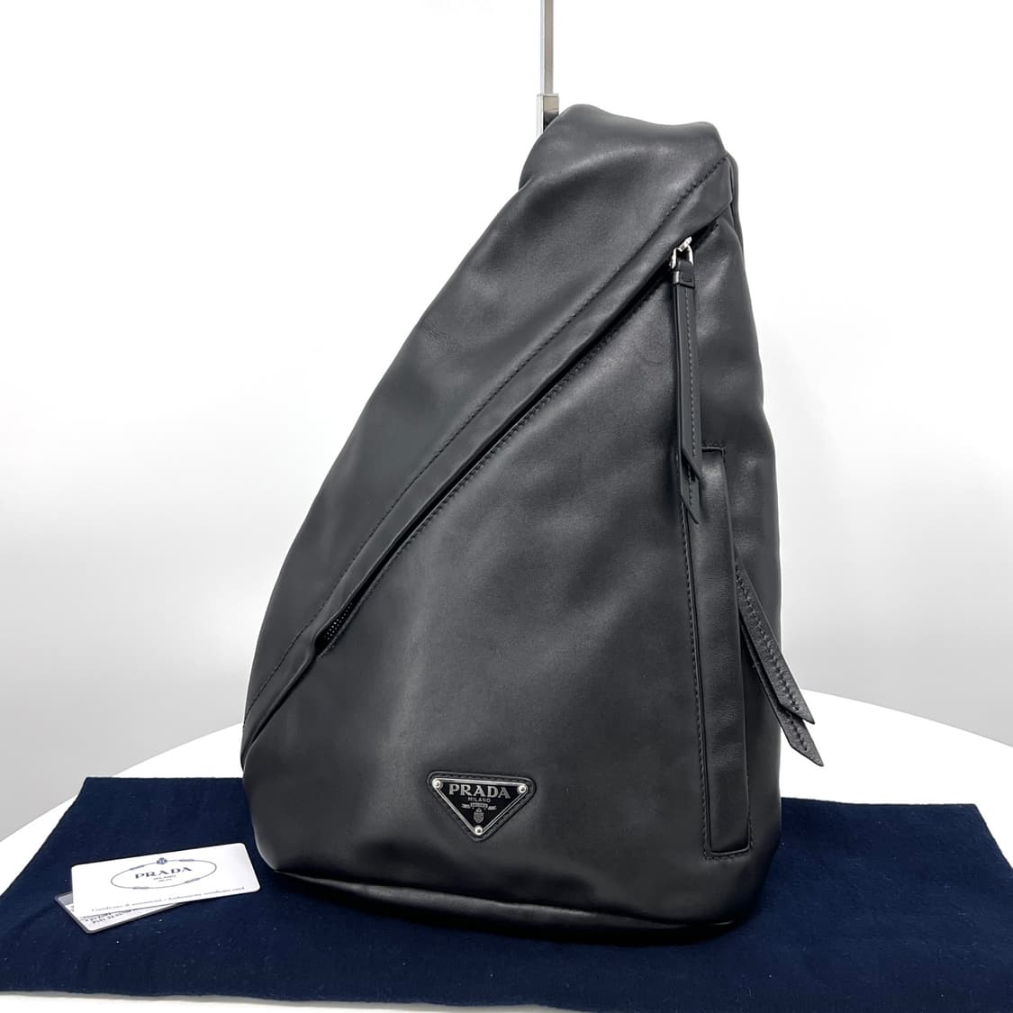 프라다 삼각로고 레더 슬링백 백팩 블랙 (2VZ092) 상품이미지3
