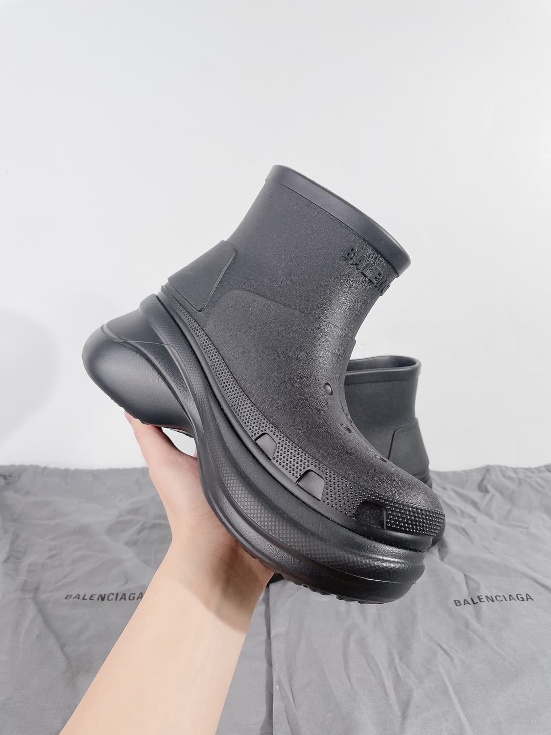 (정품/새상품) BALENCIAGA 발렌시아가 X 크록스 여성 부티 블랙 상품이미지1