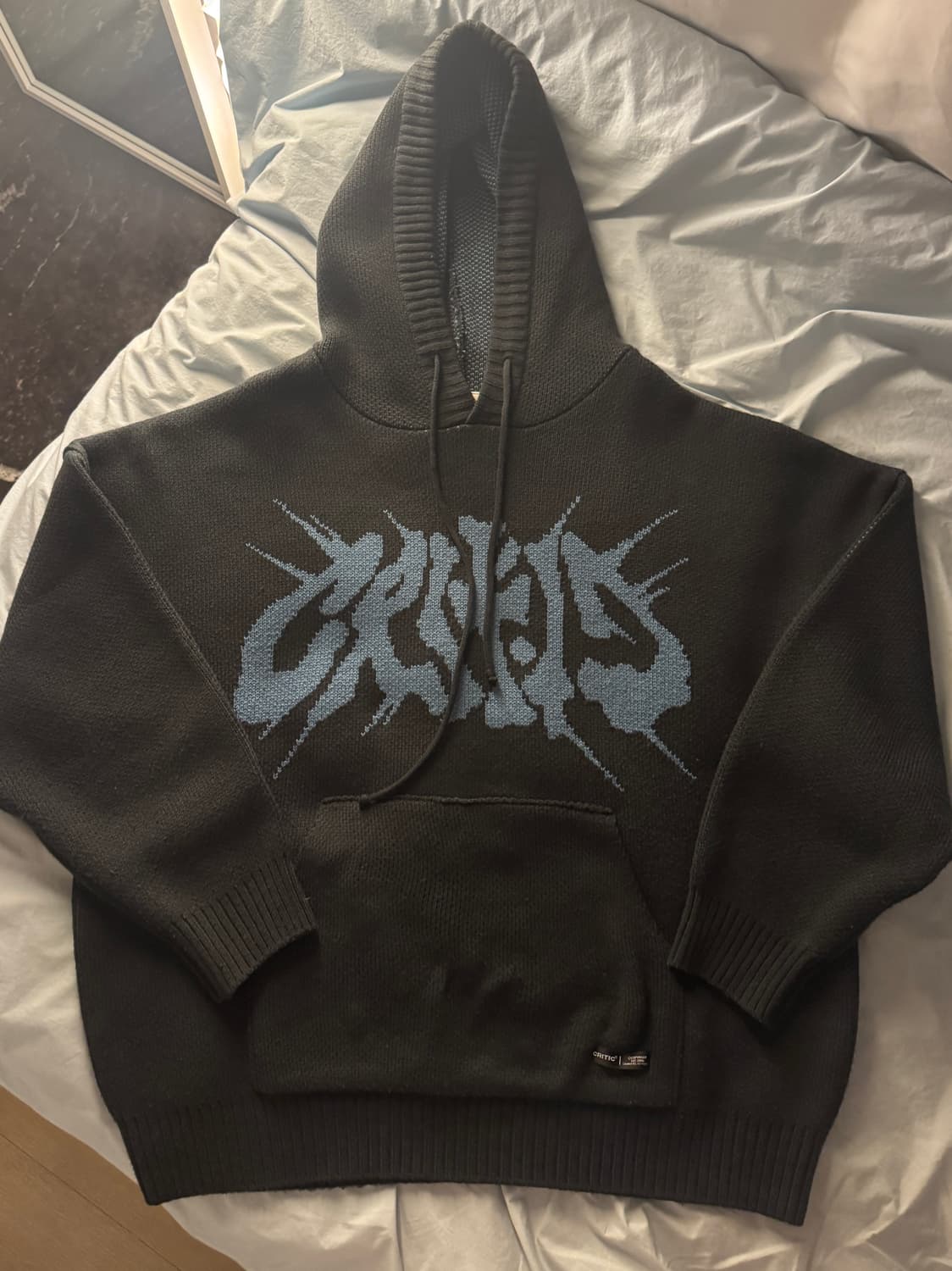 크리틱 GOTH LOGO HOOD KNIT CHARCOAL 상품이미지1