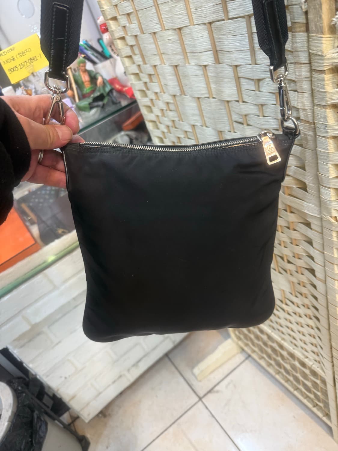 정품 프라다 나일론 크로스백 팝니다 상품이미지4