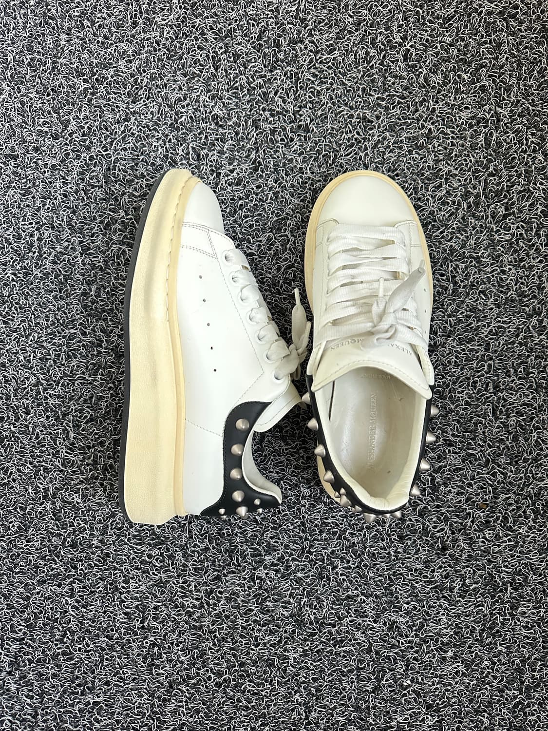 알렉산더 맥퀸 스터드 오버솔 스니커즈 39/240 상품이미지3