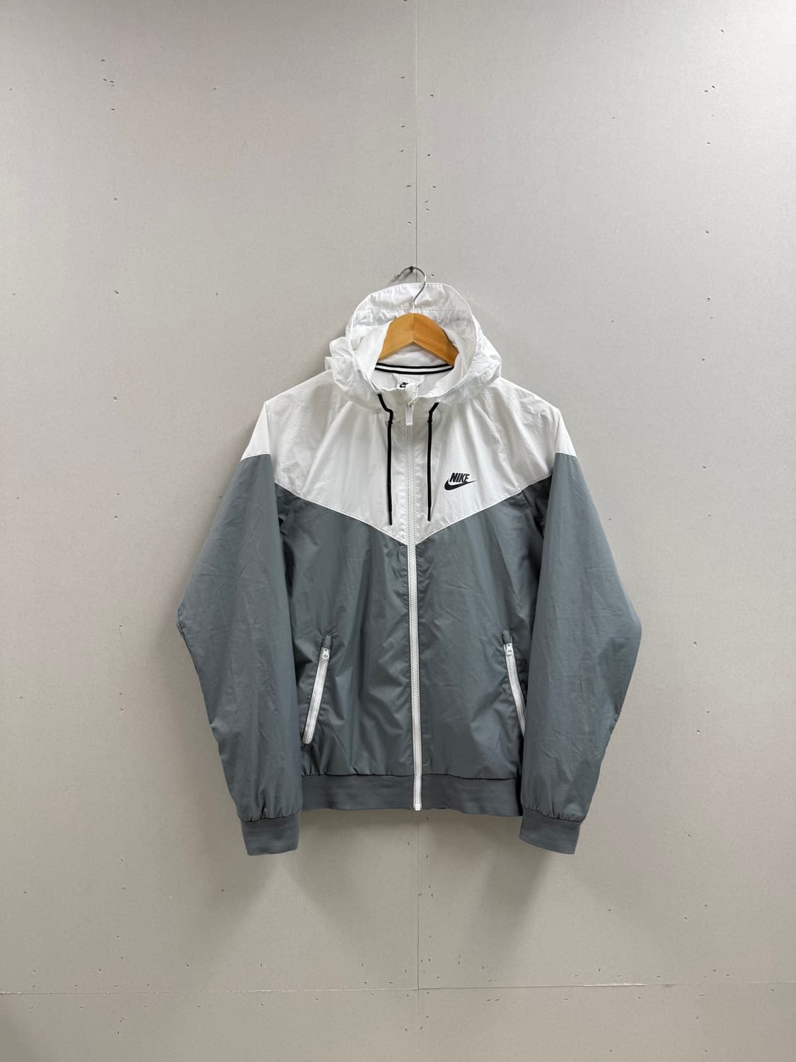 남성 S / 나이키 윈드러너 바람막이 그레이/화이트 상품이미지1