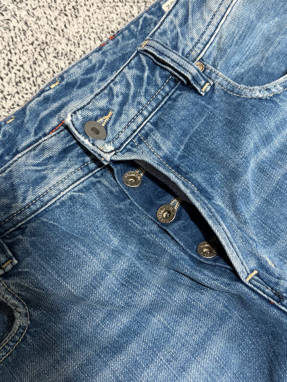 (할인가 8만) 디젤 자티니 레귤러 부츠컷 데님 팬츠 상품이미지3