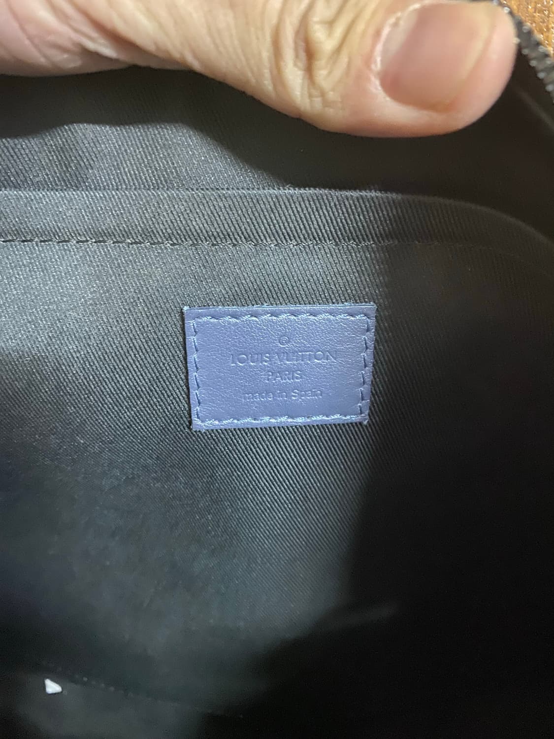 루이비통 이클립스 쉐도우 포쉐트 디스커버리 클러치 네이비 상품이미지3