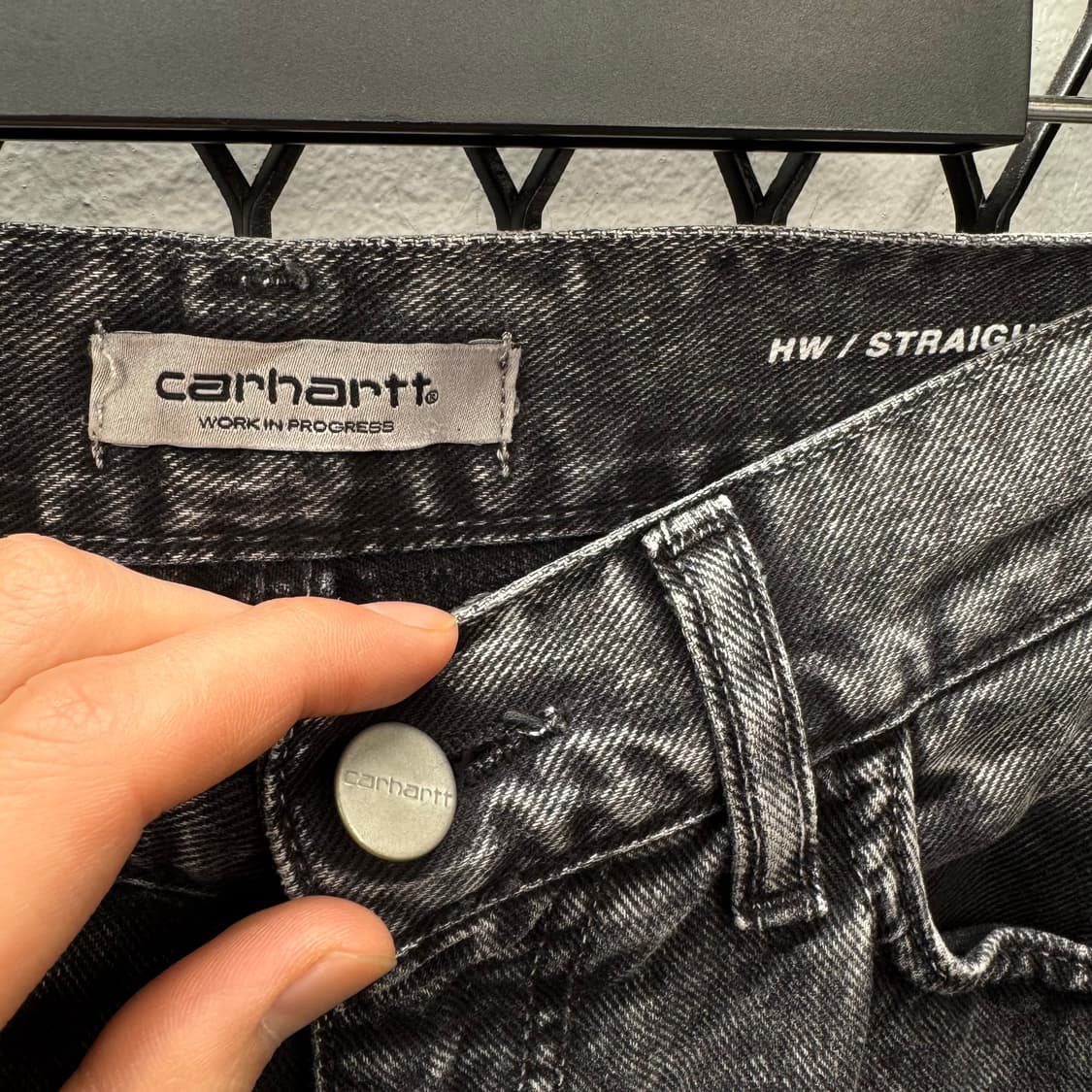 칼하트 윕 녹섬 데님 팬츠 후면 로고 포인트 흑청 상품이미지6