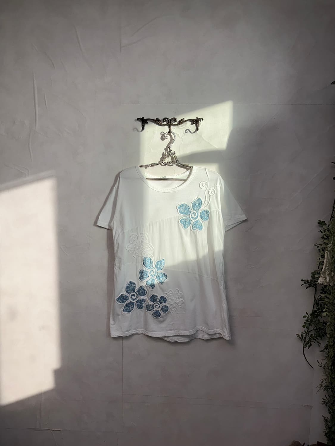 White blue flower embroidered half t 상품이미지2