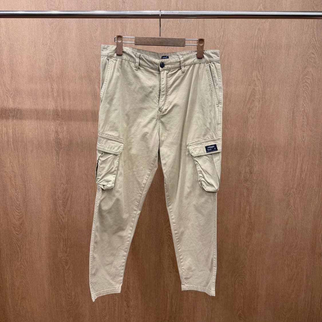 랭글러 카고 팬츠 사이드 플랩 포켓 패치 디테일 슬림 테이퍼드핏 베이지 상품이미지2