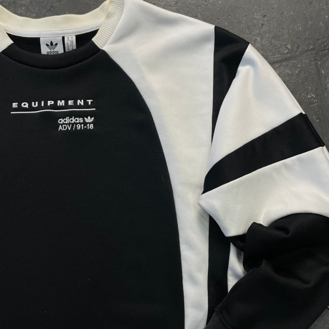 100 아디다스 이큅먼트 맨투맨  상품이미지2