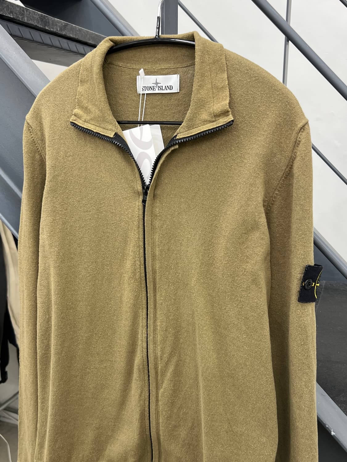 스톤아일랜드 와펜 올리브카키 니트 집업 상품이미지3