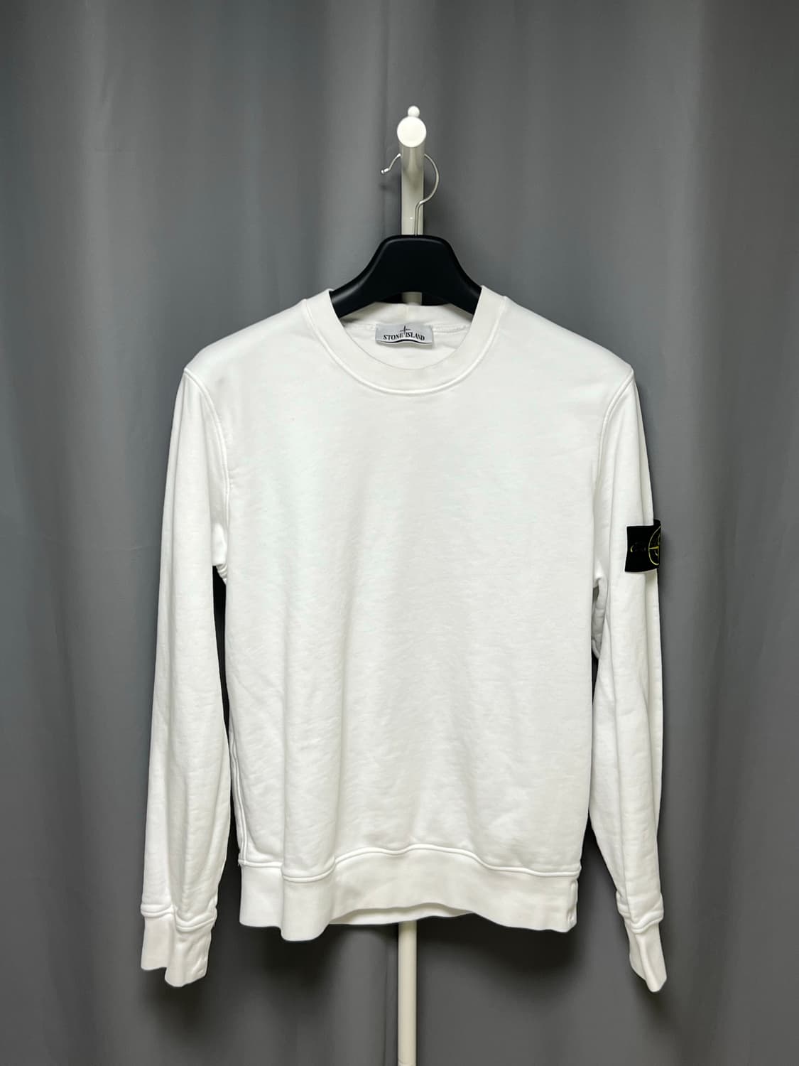[정품] L 스톤아일랜드 와펜 맨투맨 화이트 상품이미지1