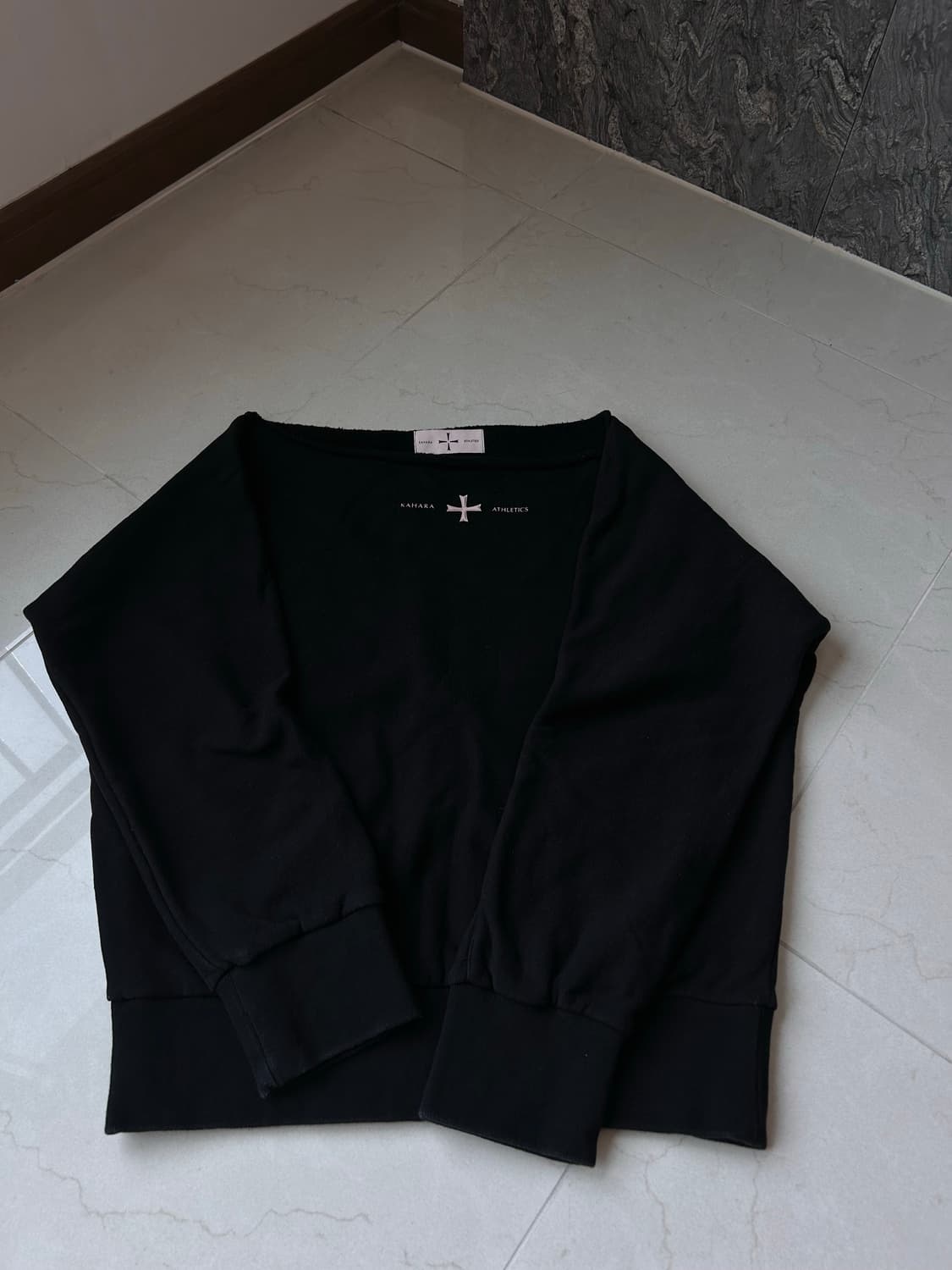 KAHARA 카하라 블랙 오프숄더 맨투맨 상품이미지4