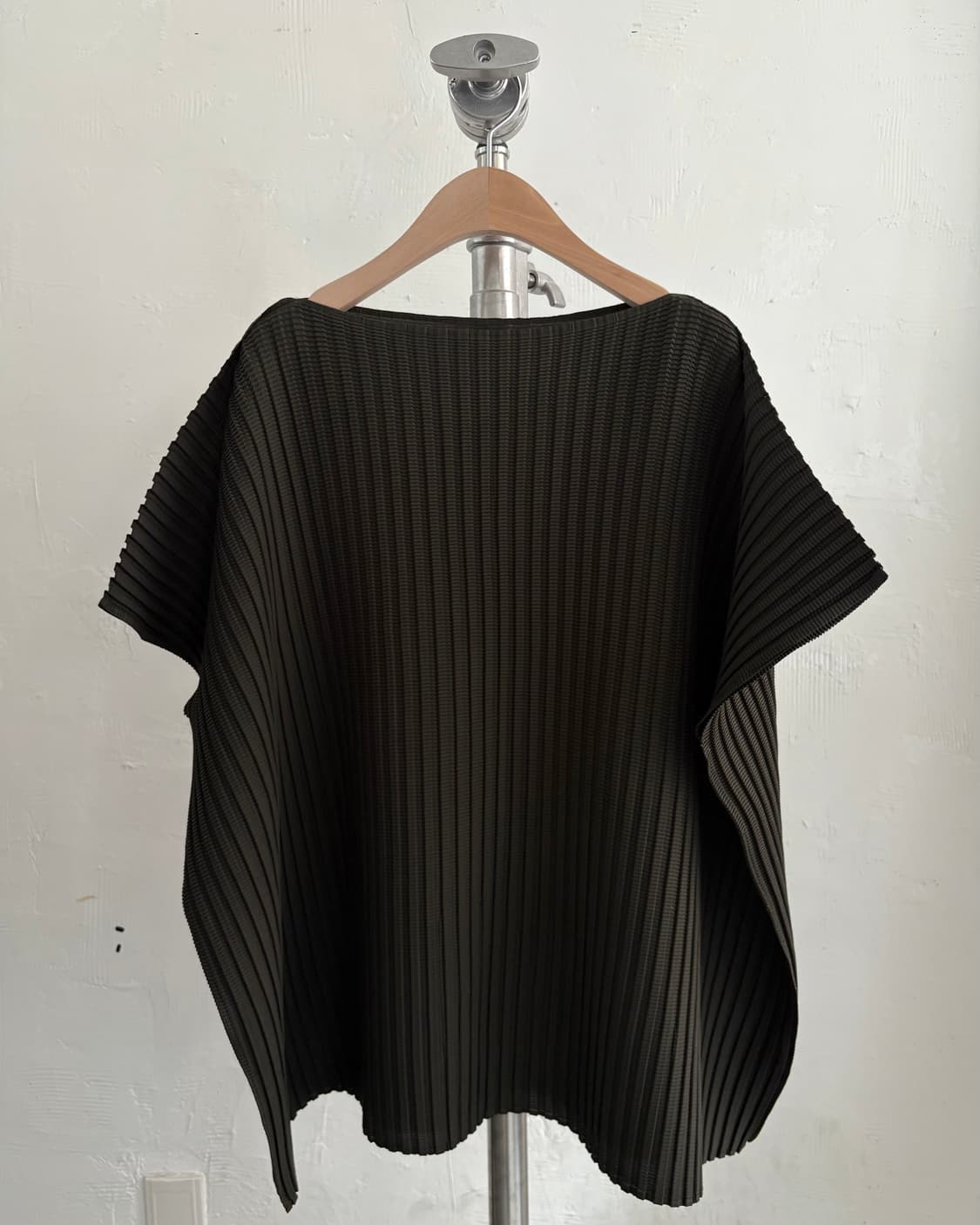Issey Miyake me 이세이미야케 딥카키 보트넥 플리츠 티셔츠 상품이미지5