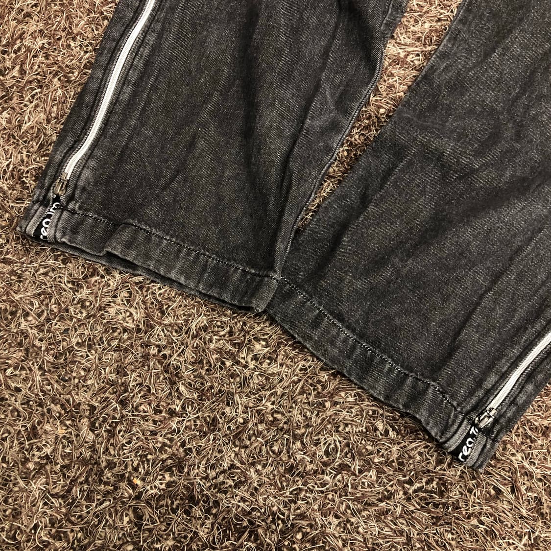 후부 사이드 지퍼 오픈 테이프 로고 와이드 데님 팬츠 상품이미지4