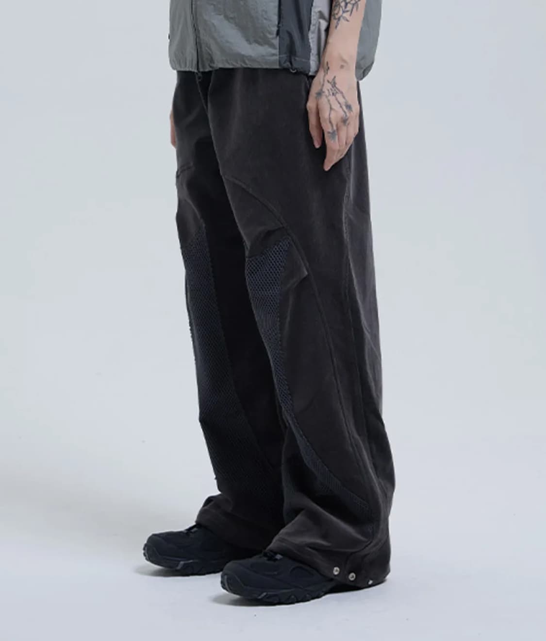 더콜디스트모먼트 코듀로이 메쉬 와이드 팬츠 차콜 상품이미지9