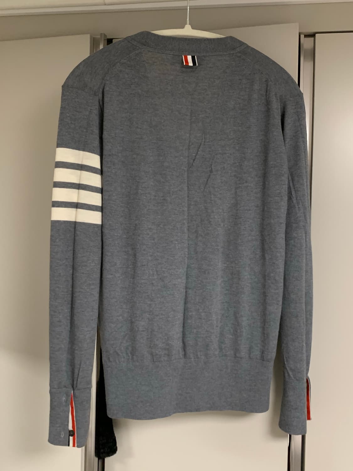 톰브라운 4바 스트라이프 메리노 울 남성 가디건 MKC002A 00014 상품이미지8