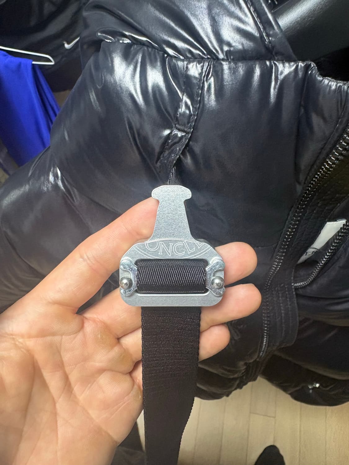 몽클레어 알릭스 알몬디 쇼트 다운 자켓 샤이니 블랙 상품이미지4