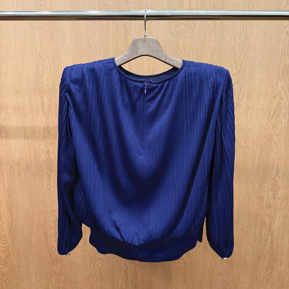 미스 끌로에 라운드넥 블라우스 A라인 미디 스커트 플리츠 디테일 딥 퍼플 상품이미지3