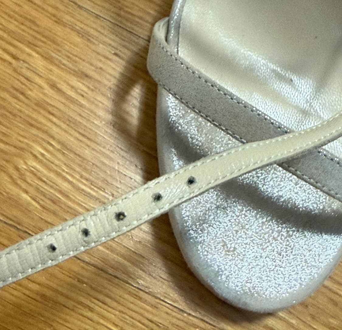 Jimmy choo 지미추 스웨이드 실버 스트랩 힐 상품이미지3