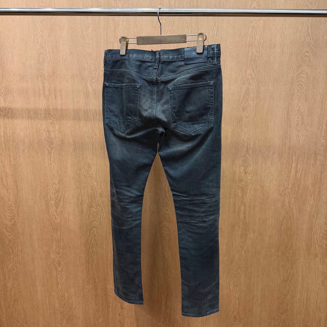 올세인츠 워싱 데님 팬츠 블랙 로고 패치 버튼 클로징 슬림 디테일 그레이 상품이미지3