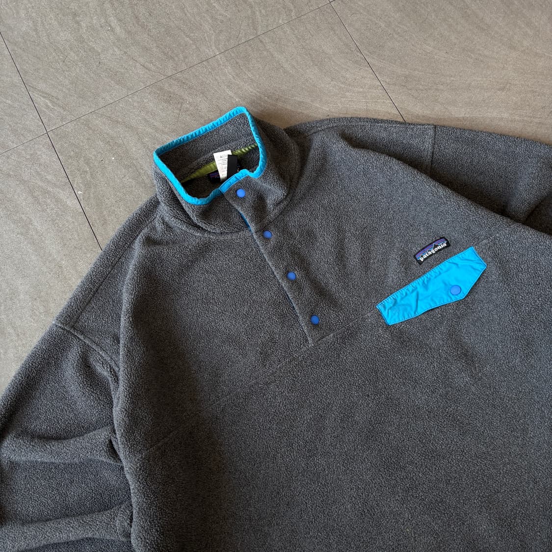 파타고니아 정품 신칠라 그레이 스냅티 상품이미지2