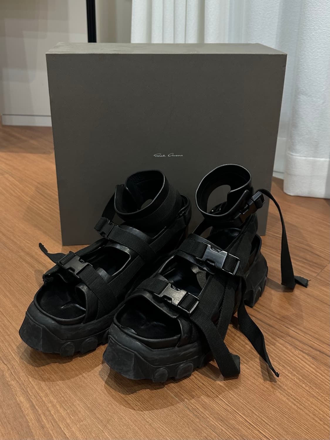 릭오웬스 앵클 스트랩 트랙터 샌들 상품이미지1