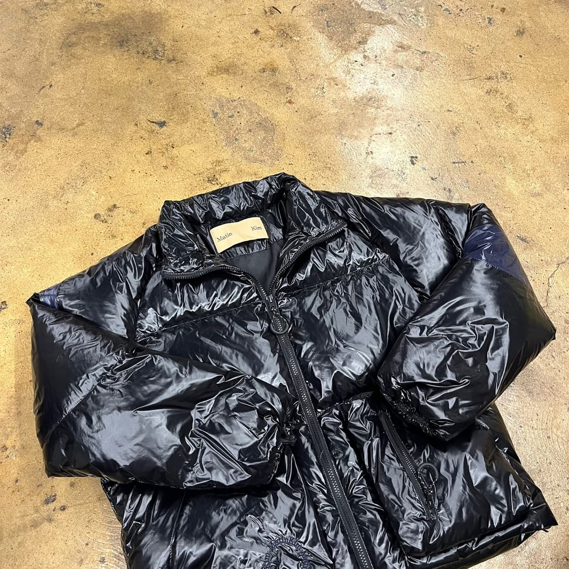 마뗑킴 유광 블랙 네이비 디테일 숏패딩  상품이미지1