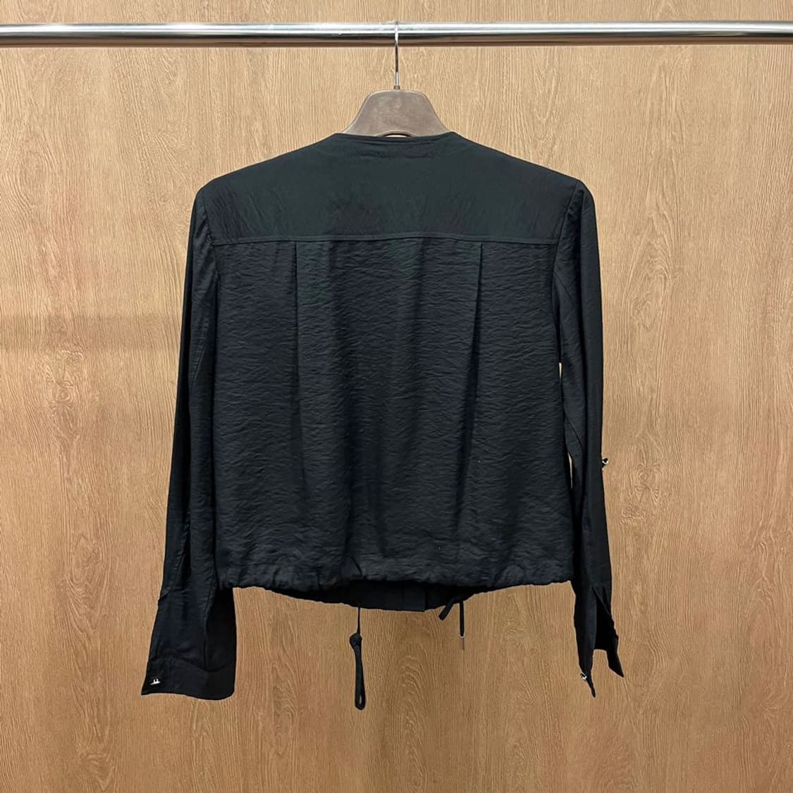 도나카란 뉴욕 크롭 자켓 더블 플랩 포켓 스트링 밑단 디테일 블랙 상품이미지3