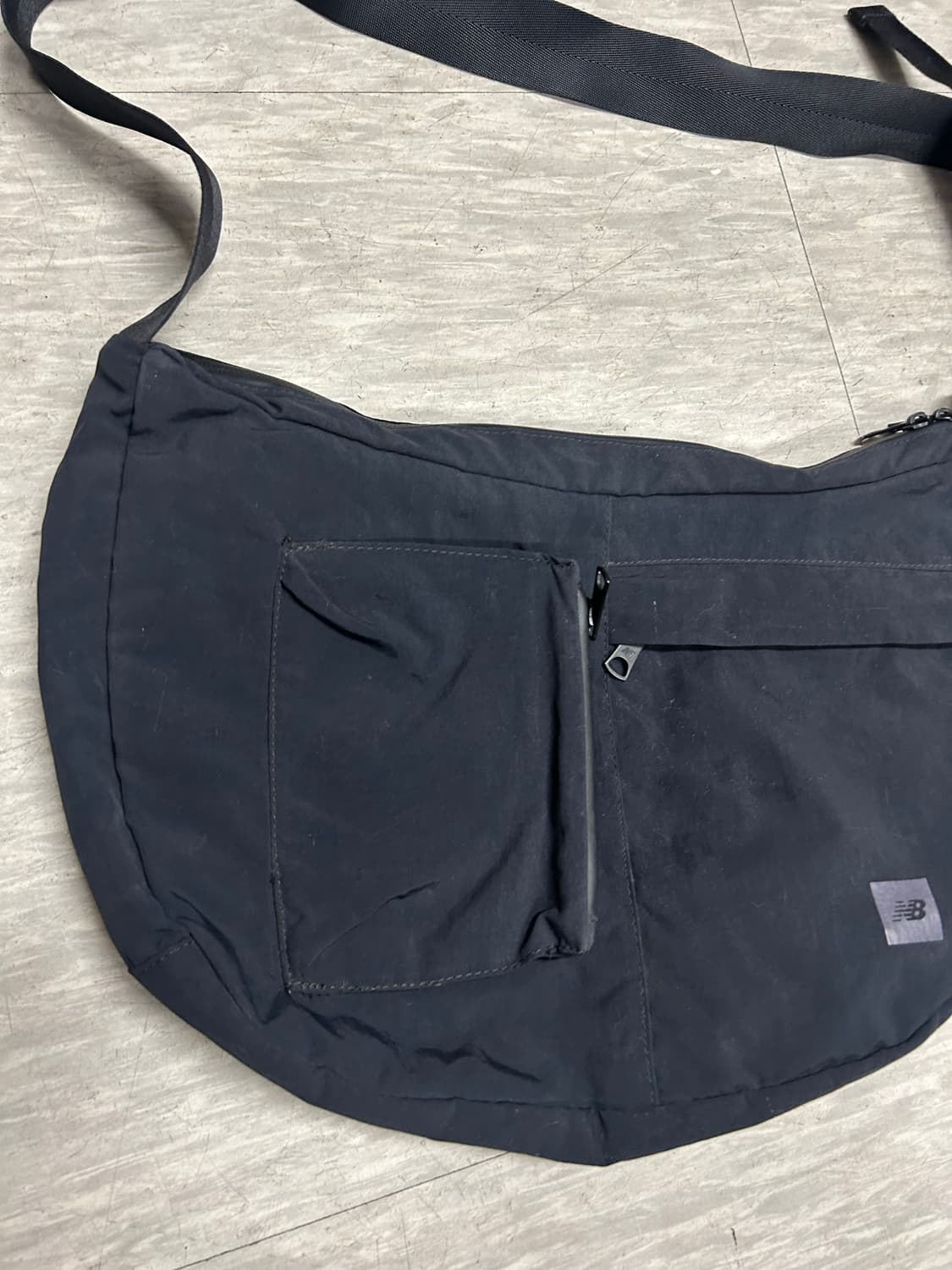 뉴발란스 블랙 힙색 슬링백 가방 상품이미지3