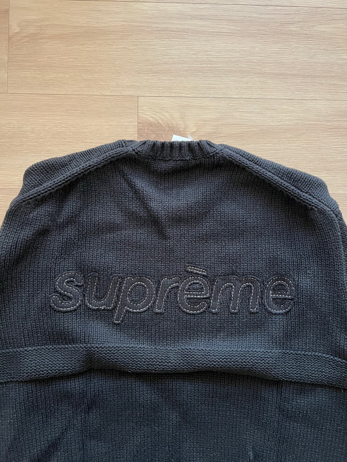 [L] 새상품 슈프림 25ss 토널 아플리케 스웨터 블랙 상품이미지4