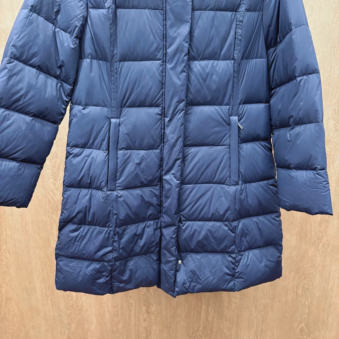 발망 후드 롱 패딩 퍼 트리밍 메탈 장식 로고 패턴 안감 디테일 네이비 상품이미지5