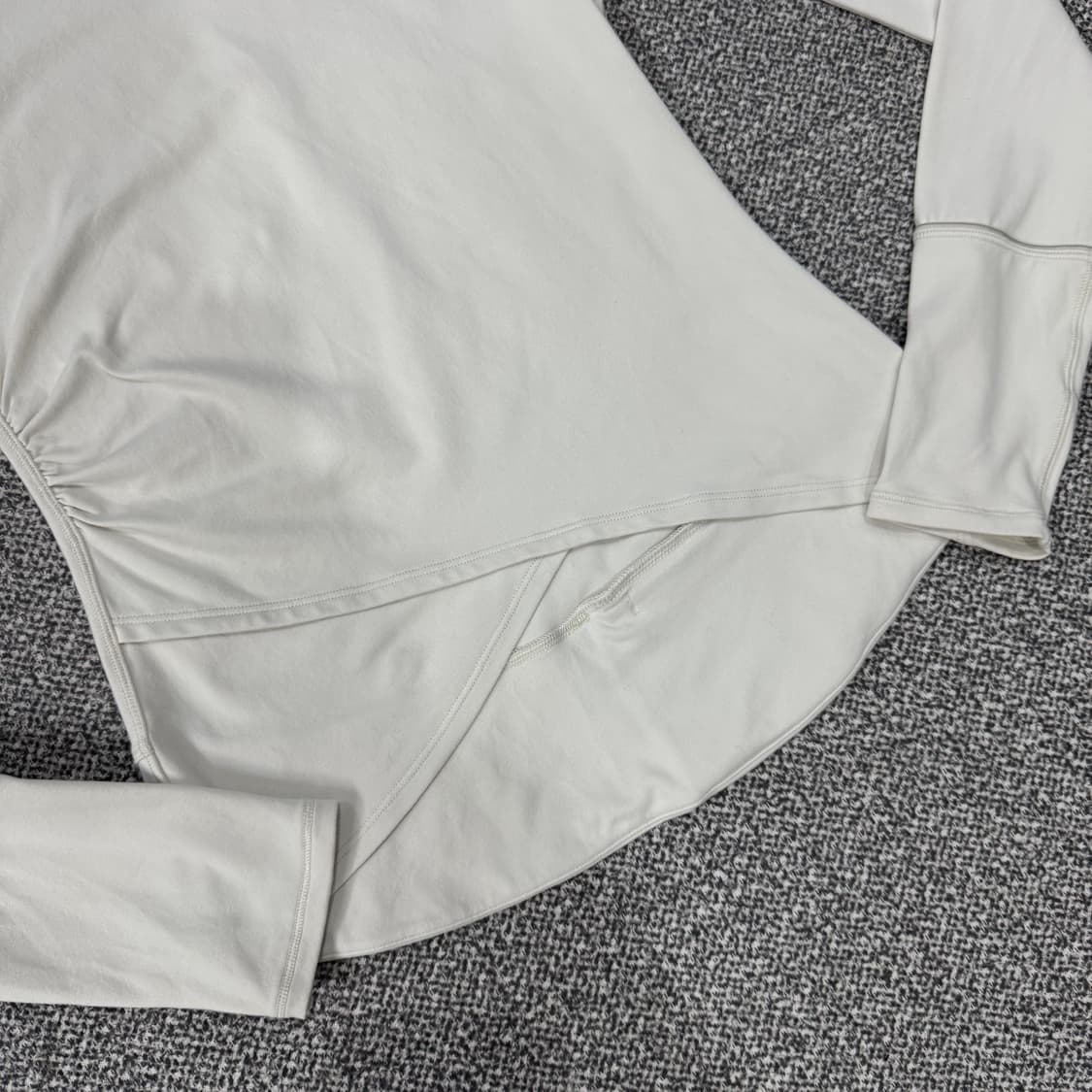 룰루레몬 개더드 웨이스트 롱슬리브 러닝 탑 상품이미지3