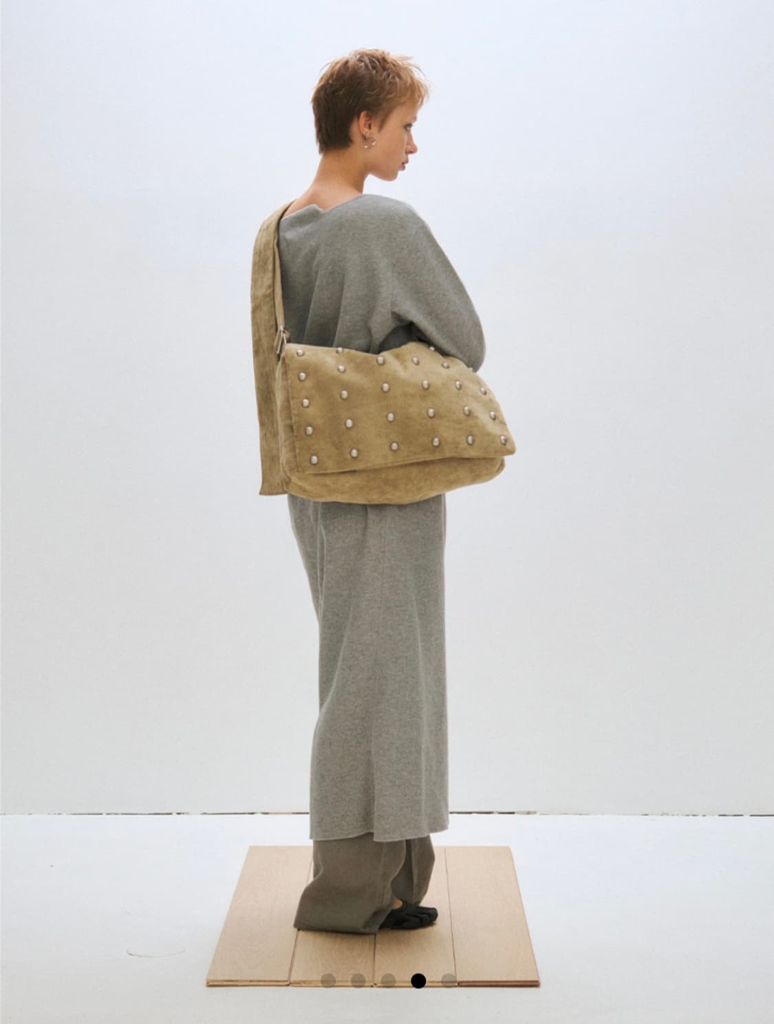 플리즈프로젝트 스터드 스웨이드 메신저백 샌드 상품이미지4