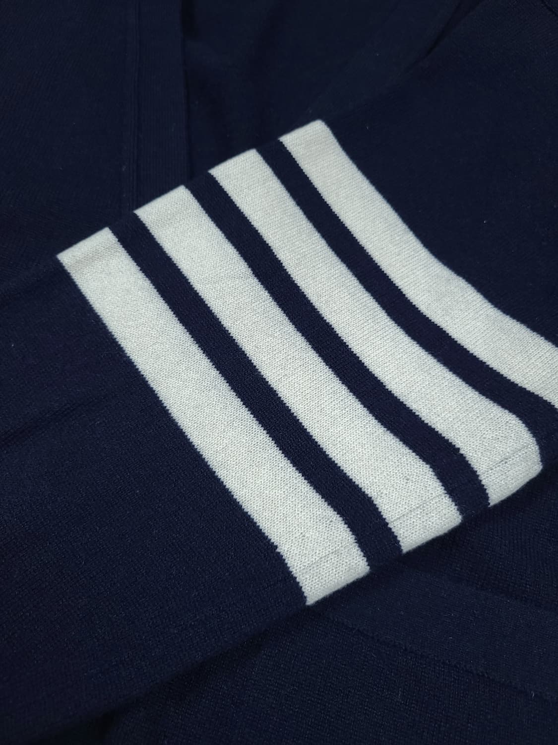 톰브라운 4바 캐시미어 가디건 네이비 상품이미지3