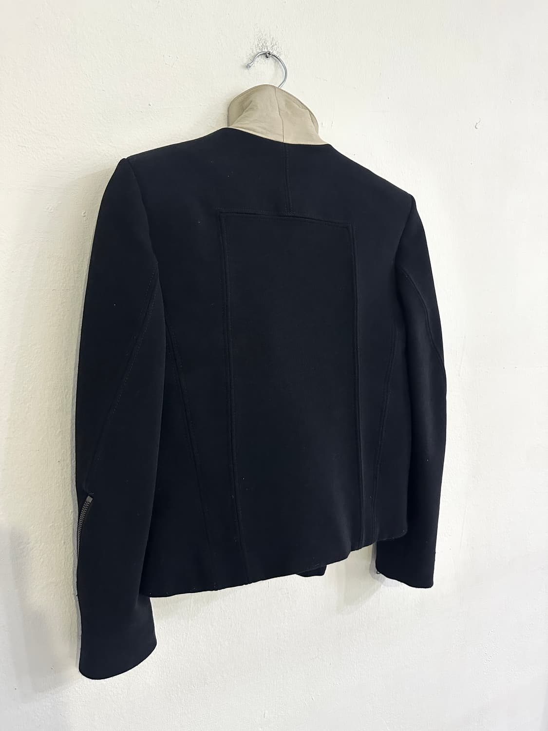 헬무트랭 사선 지퍼 램스킨 트리밍 크롭 자켓 상품이미지6