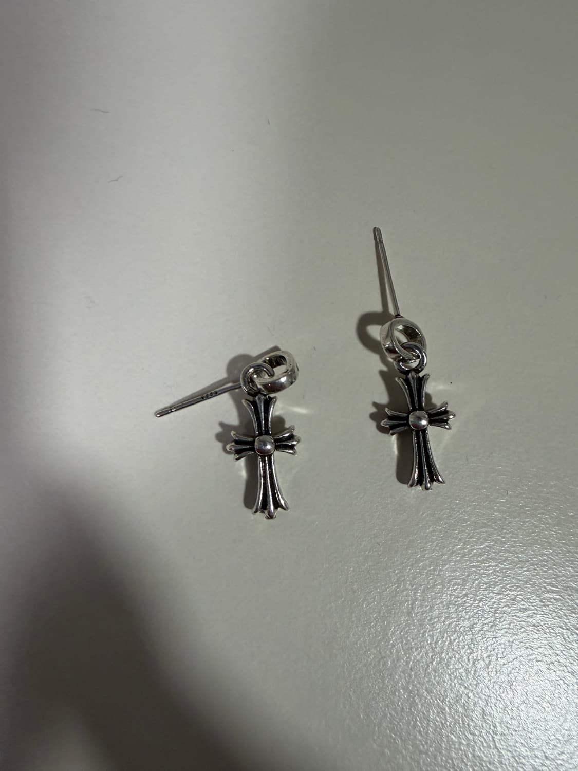 크롬하츠 타이니 크로스 드롭 이어링 상품이미지1