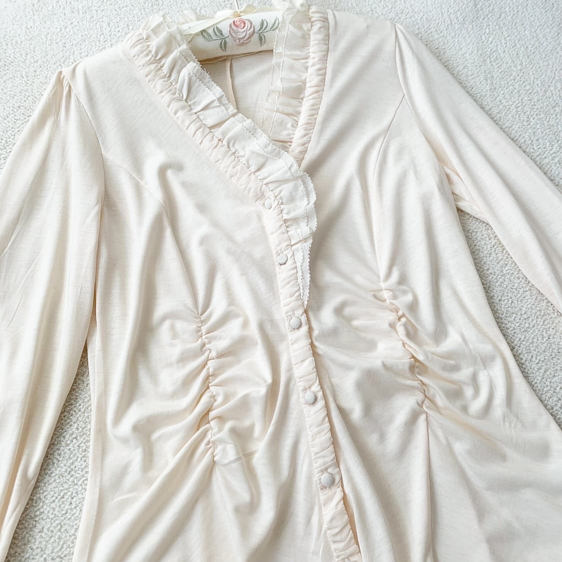 상아색 러블리 셔링 블라우스 상품이미지2