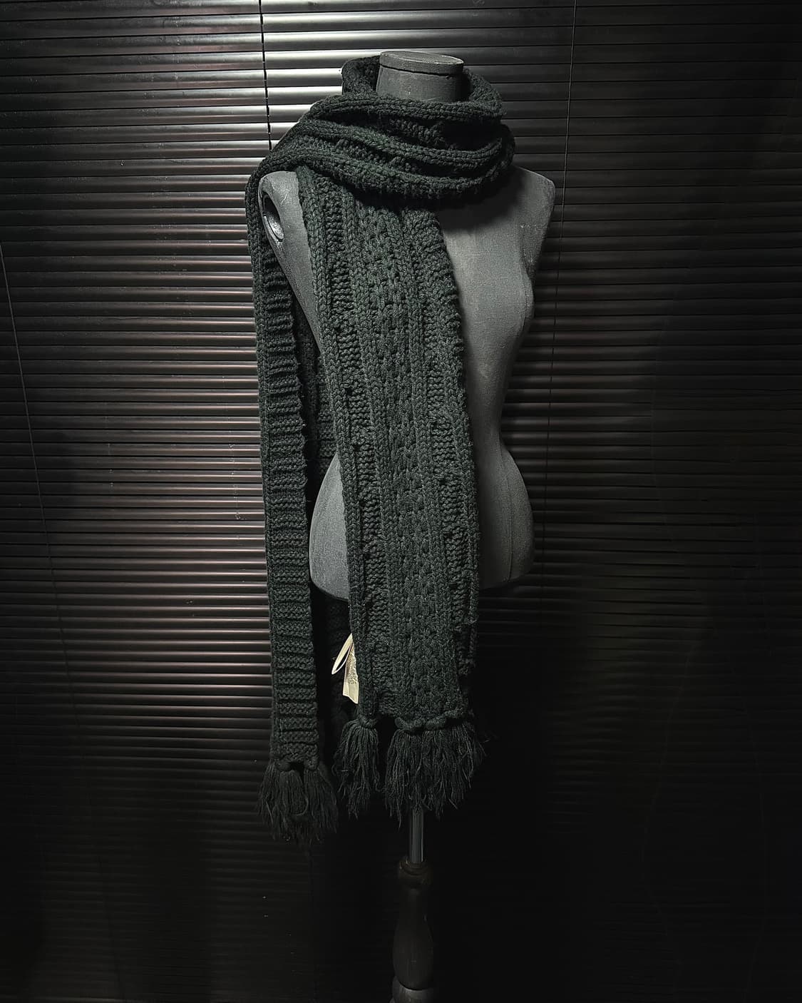 디젤 꽈배기 스웨터 니트 뚜거운 롱 머플러 목도리 프린지 술 장식 블랙 상품이미지1