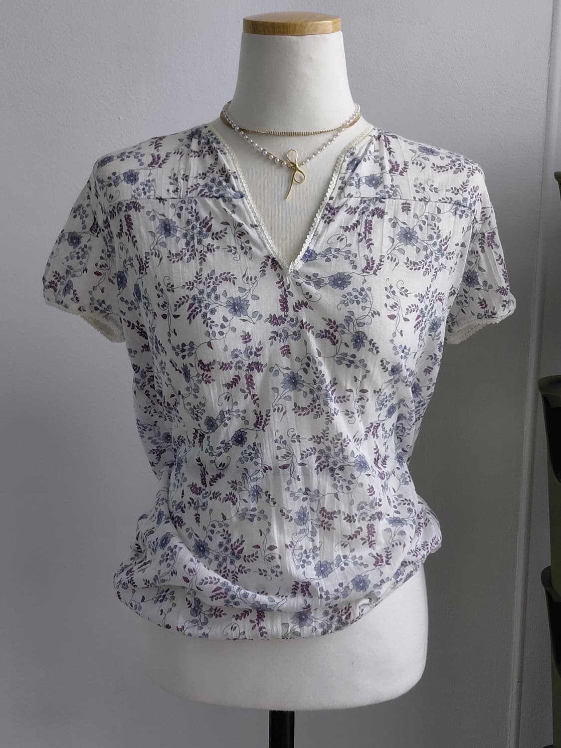 [일본빈티지] 플라워 패턴 브이넥 블라우스 화이트 상품이미지1