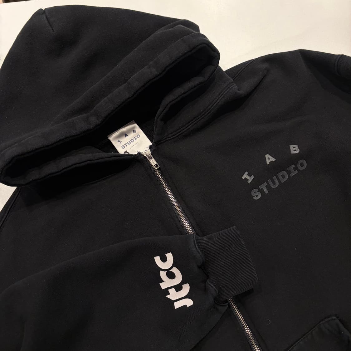 [L] 아이앱스튜디오 x JTBC 스태프 후드집업 블랙 D481 상품이미지3