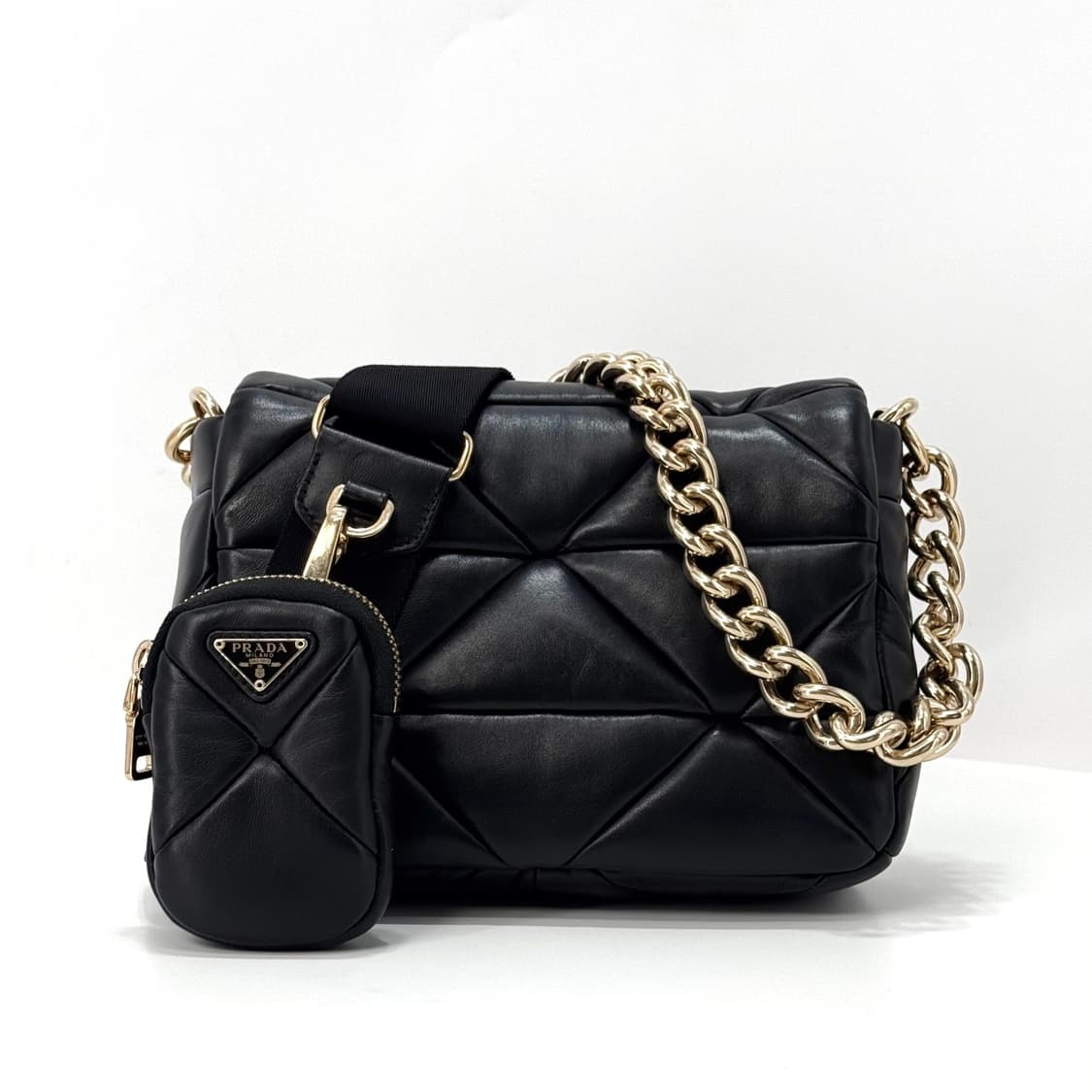 프라다 삼각로고 패디드 퀼팅 체인 숄더백 크로스백 블랙 (1BD292) 상품이미지4