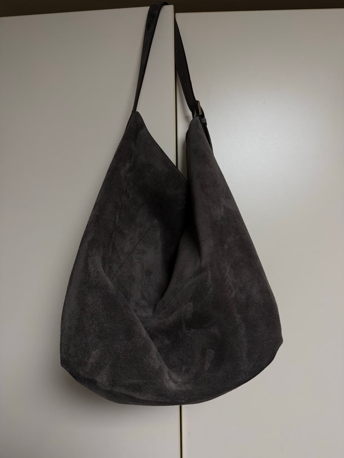 토템 TOTEME 스웨이드 숄더백 상품이미지3