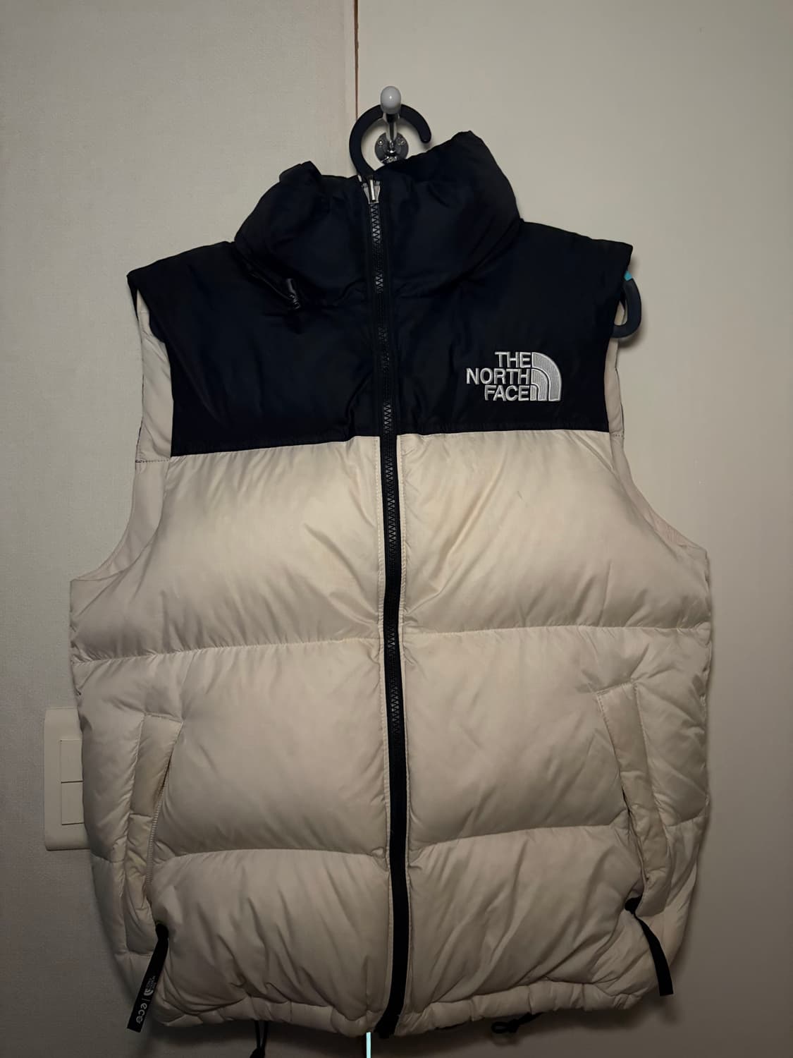 크림색 노스페이스 패딩조끼 판매합니다. 상품이미지2